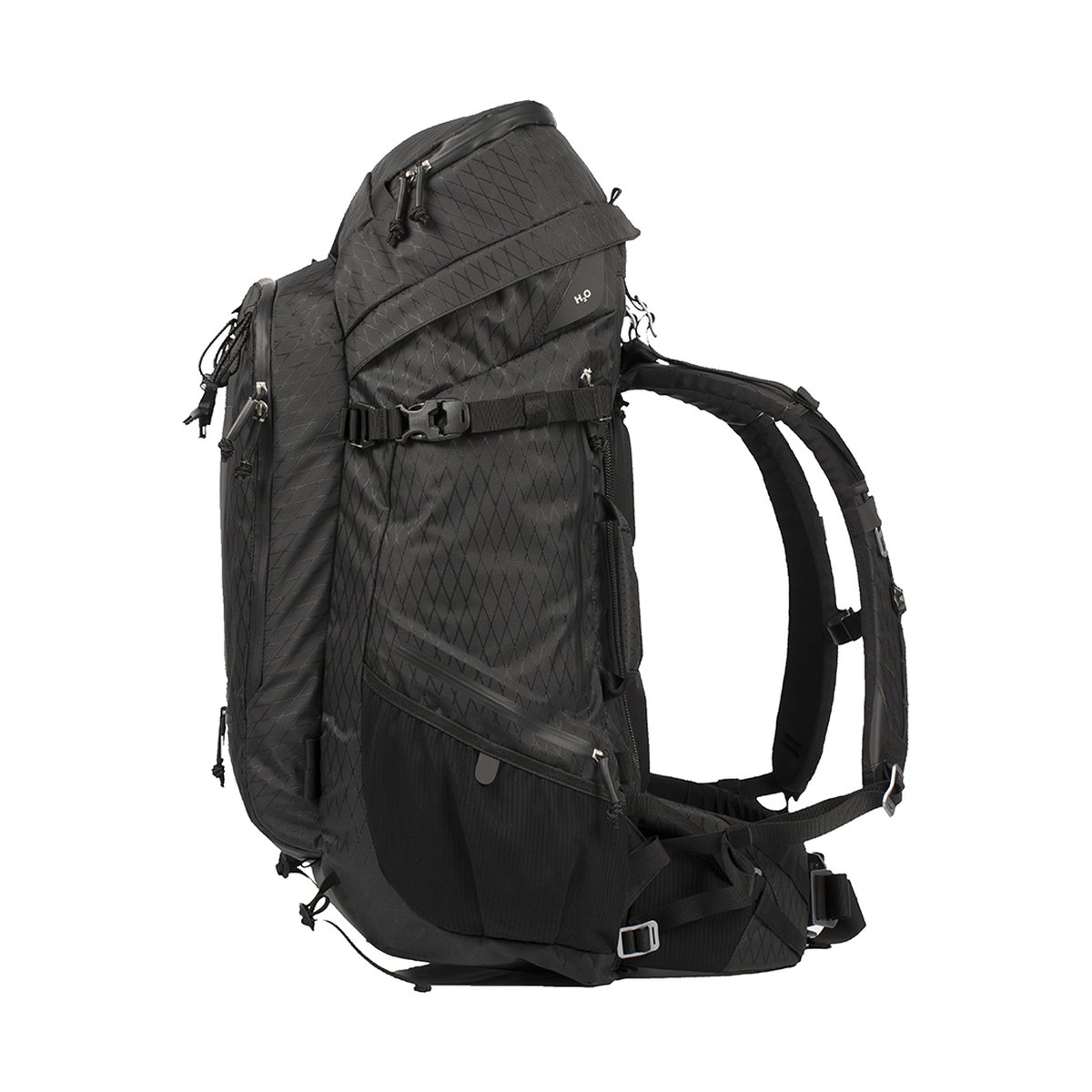 F-Stop DuraDiamond Shinn - Anthrazit - Seitenansicht: schwarzer Trekkingrucksack F-Stop DuraDiamond Shinn - Anthrazit - Seitenansicht: schwarzer Trekkingrucksack