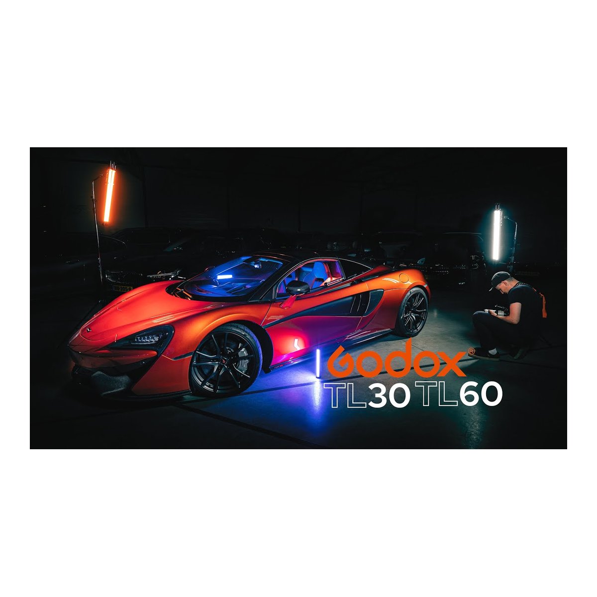 Godox TL30 RGB Tube Light Dual lights Set - Anwendungsbeispiel: Roter Sportwagen mit blauer Unterbodenbeleuchtung durch Godox TL30/TL60 LED-Lichtstäbe.