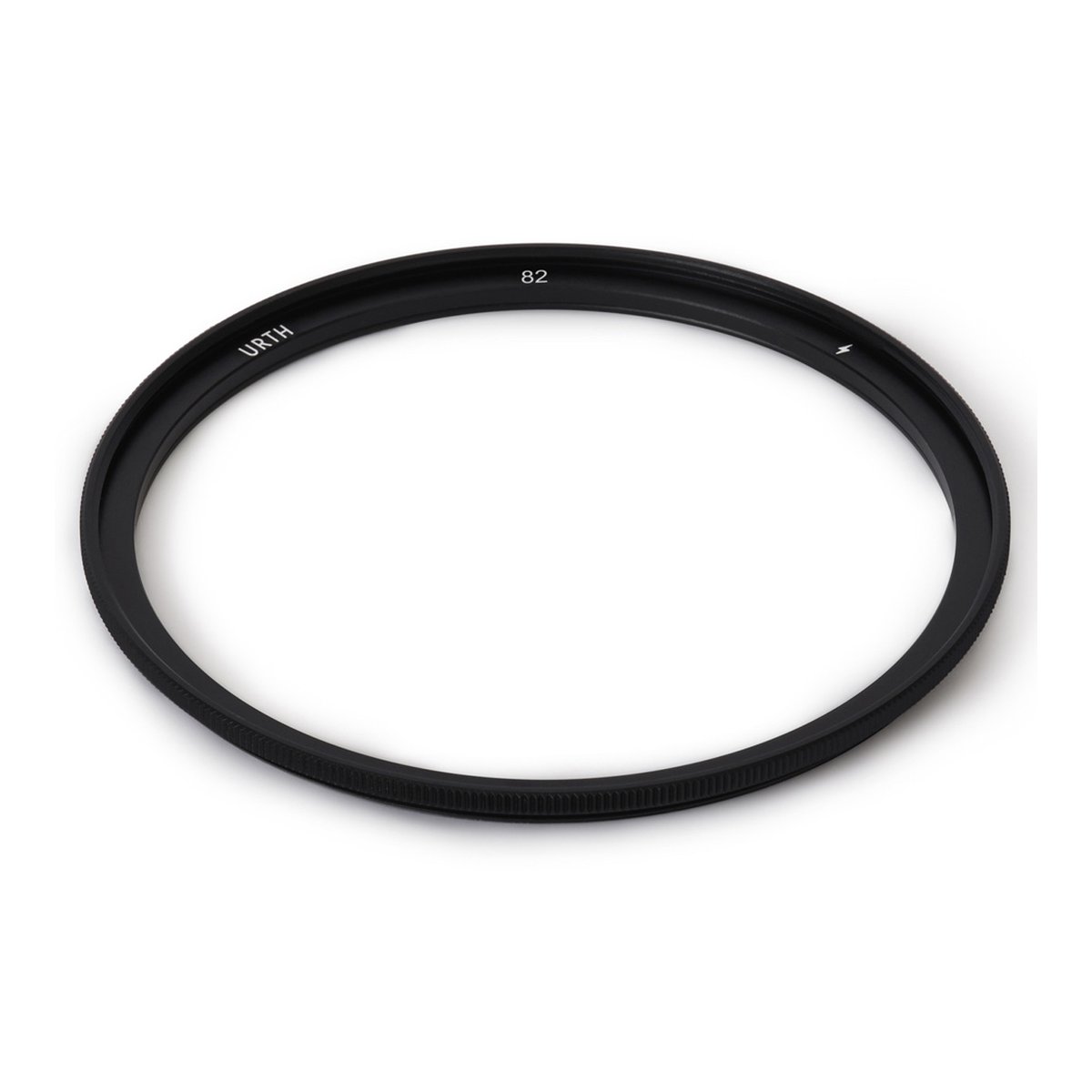 Urth 82mm Magnetic Adapter Ring - Detailansicht des schwarzen Urth-Objektivfilterrings mit 82mm Beschriftung. Urth 82mm Magnetic Adapter Ring - Detailansicht des schwarzen Urth-Objektivfilterrings mit 82mm Beschriftung.