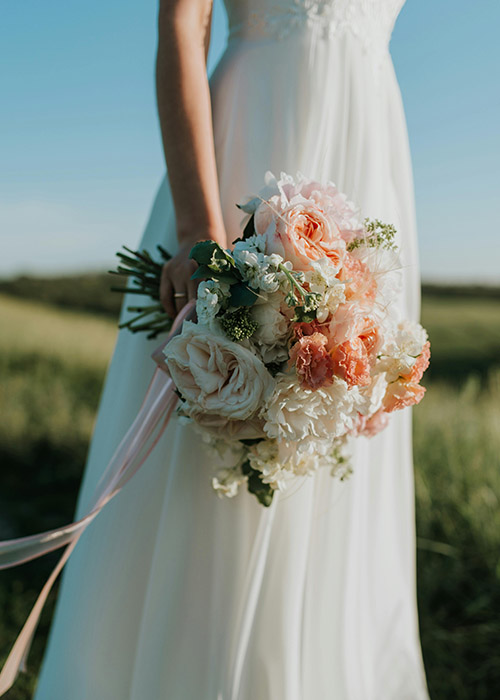 Braut hält einen Blumenstrauß im Freien – Hochzeitsfotografie mit Canon EOS R5 Mark II