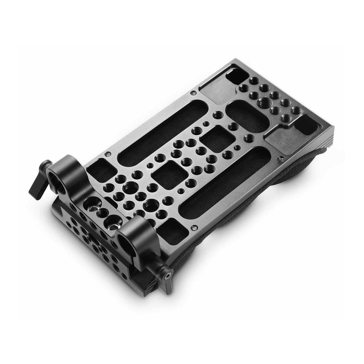 SmallRig 2077 Universal-Schulterpad mit 15 mm RailBlock 2077 - Schrägansicht einer dunklen Kameramontageplatte mit Rod-Klemmen und Gewindelöchern.