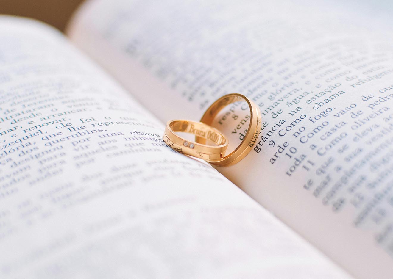 Hochzeitsringe als Symbol auf Buchseite Zwei Eheringe dekorativ aufgeschlagen in einem Buch – symbolträchtiges Hochzeitsbild