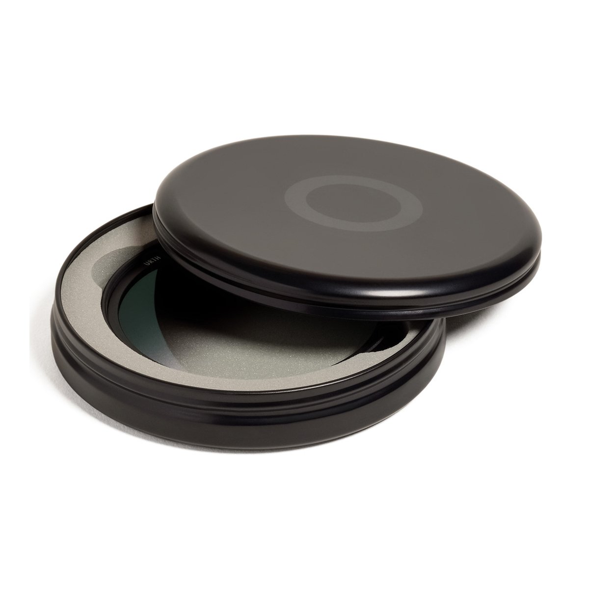 Urth 40.5mm Soft Graduated ND8 Objektivfilter (Plus+) - Verpackung: Urth Kamerafilter in offener schwarzer Rundverpackung mit Schaumstoffpolsterung