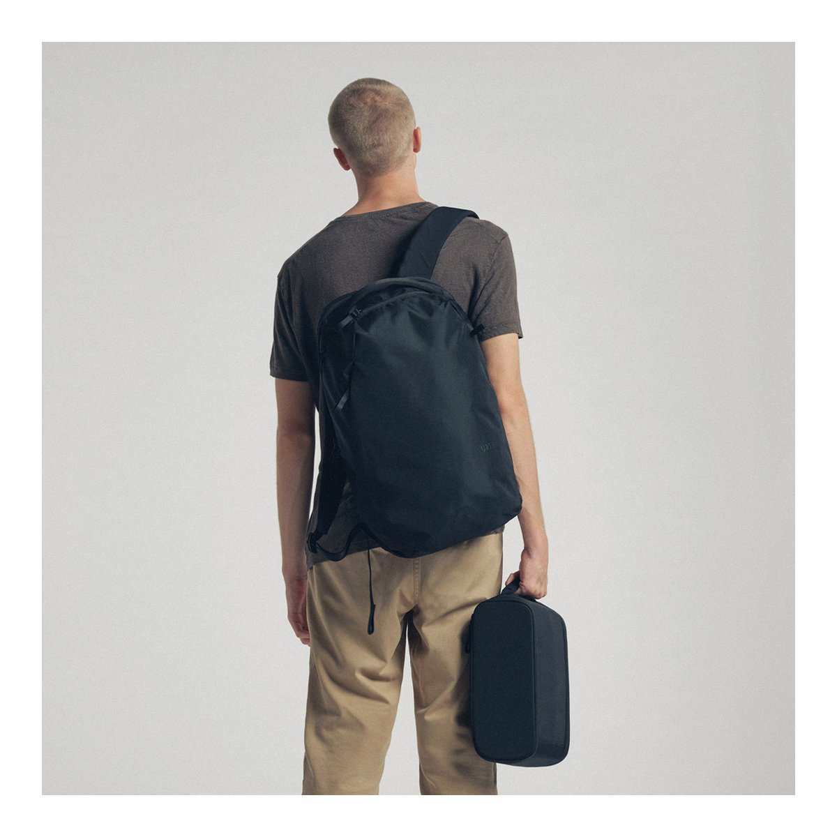 Urth Norite Camera Insert (Schwarz) - Anwendungsbeispiel: Person von hinten mit schwarzem Rucksack und passender Tasche.