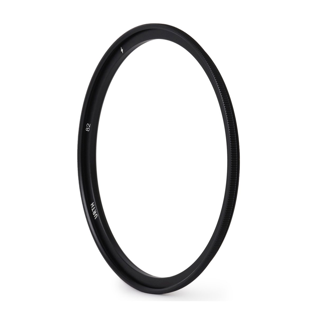 Urth 82mm Magnetic Adapter Ring - DETAILANSICHT: Schwarzer Urth 82mm Kamerafilter, schräg positioniert, mit Logo und Größenangabe.