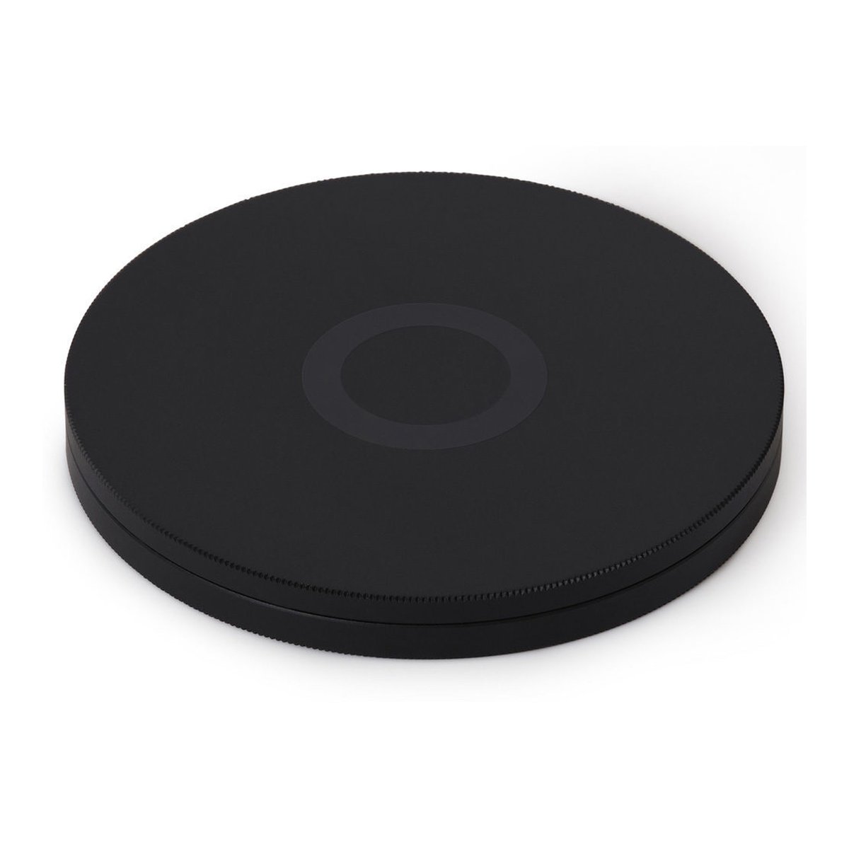 Urth 39mm Magnetic Lens Filter Caps - Draufsicht eines schwarzen, runden Ladepads mit Induktionsfläche.
