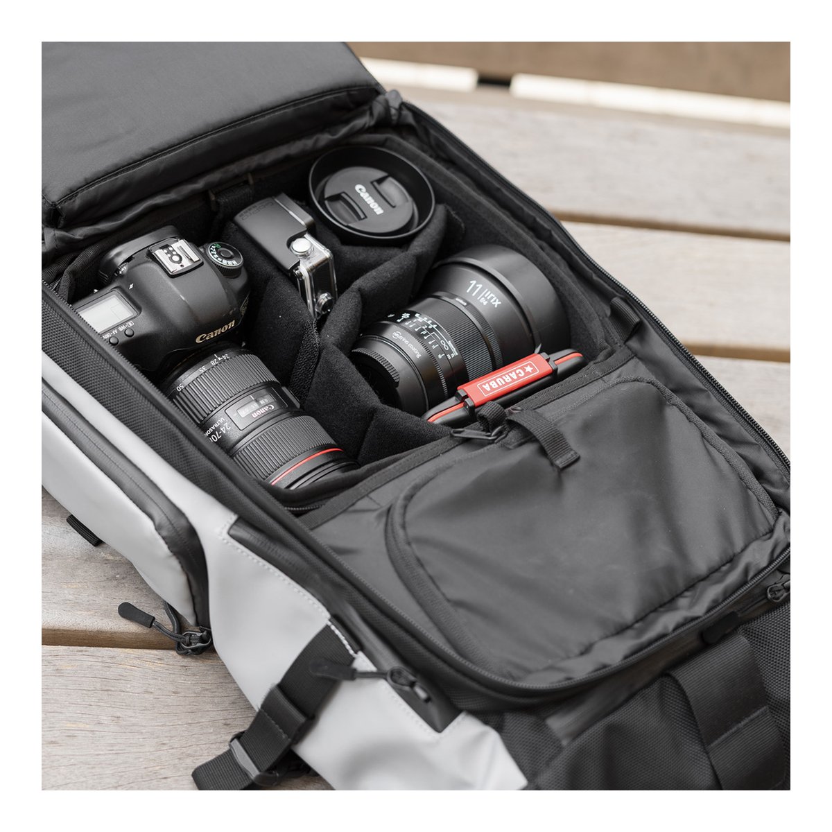 WANDRD PRVKE 21-Liter DisNet Grey Photo Bundel V3 - Innenansicht Kamera-Rucksack, gefüllt mit Kameras, Objektiven & Zubehör in den gepolsterten Fächern. WANDRD PRVKE 21-Liter DisNet Grey Photo Bundel V3 - Innenansicht Kamera-Rucksack, gefüllt mit Kameras, Objektiven & Zubehör in den gepolsterten Fächern.