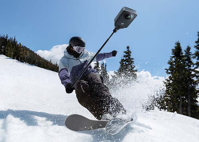 DJI Osmo 360 wird in eine Handtasche gesteckt – kompakte 360° Kamera für unterwegs