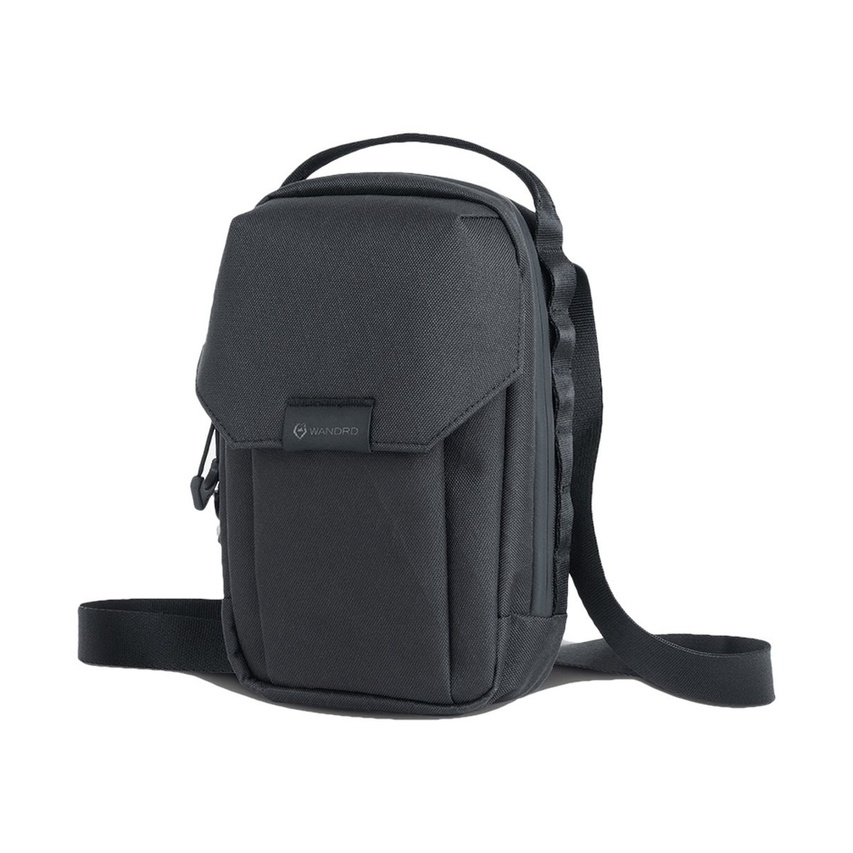 WANDRD X1 Cross Body Bag Medium Zwart - Frontansicht einer schwarzen WANDRD Kameratasche mit Klappe und Schultergurt.
