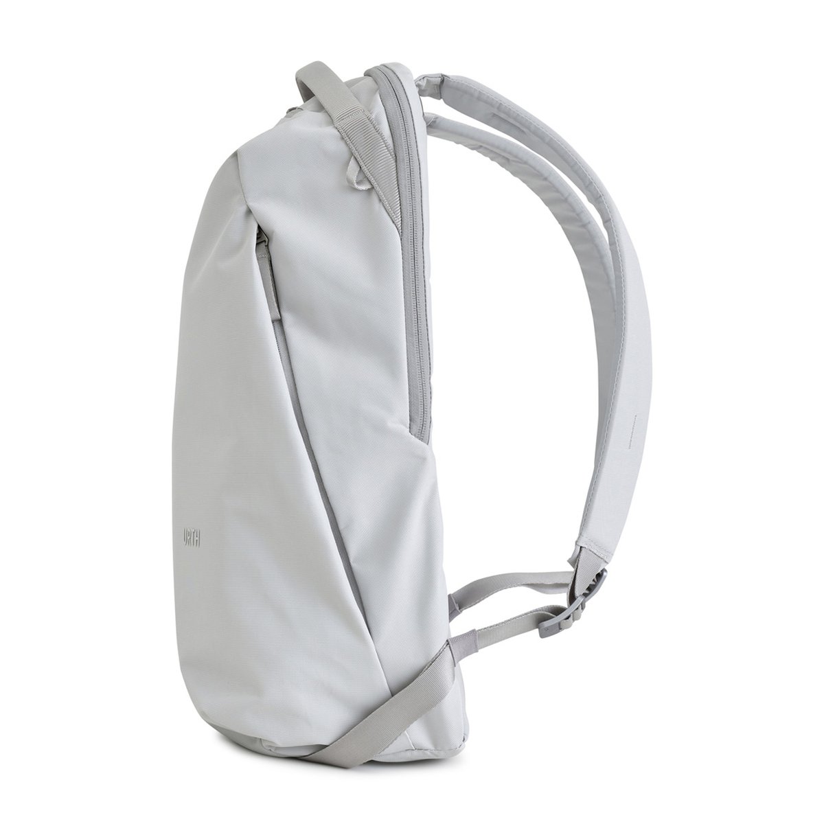 Urth Arkose 24L Rucksack (Aschgrau) - Seitenansicht des hellgrauen Rucksacks