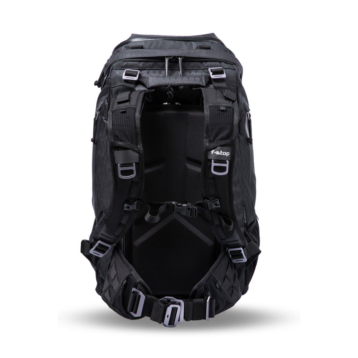 F-Stop DuraDiamond Ajna - Anthrazit - Rückansicht eines schwarzen Rucksacks, zeigt gepolsterte Schultergurte, Rückenpolsterung und Hüftgurt.