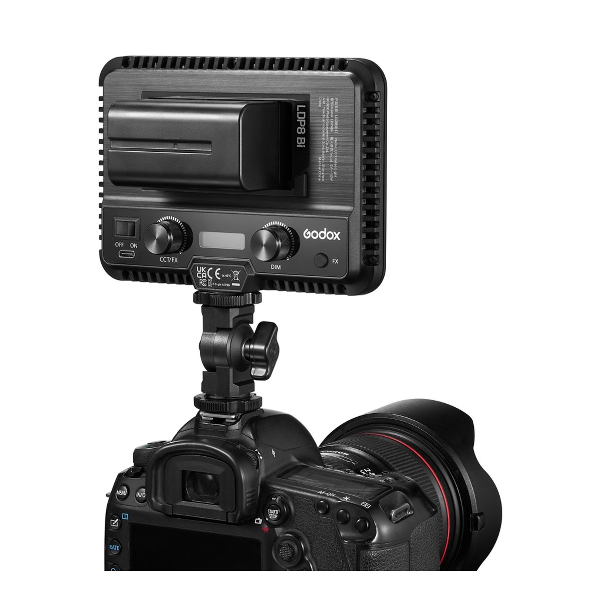 Godox LDP8Bi Streaming Slim Panel Light - Anwendungsbeispiel: Godox LDP8 Bi LED-Leuchte auf Kamera montiert, Rückseite der Leuchte mit Bedienelementen