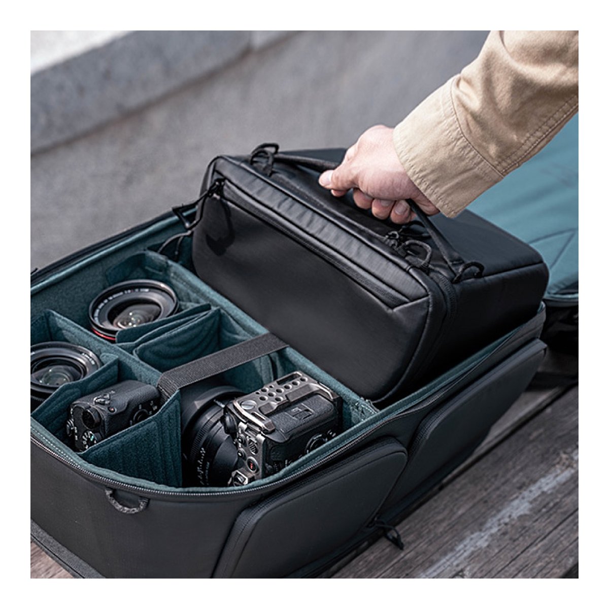PGYTECH OneMo 2 Backpack 25L (Space Black) - Anwendungsbeispiel: Kamera-Rucksack mit modularer Inneneinteilung und eingesetztem Zubehörfach.