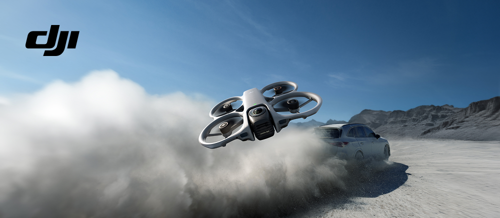 DJI Avata 360 FPV Drohne im Flug neben Auto auf staubiger Strecke für Mobile Banner