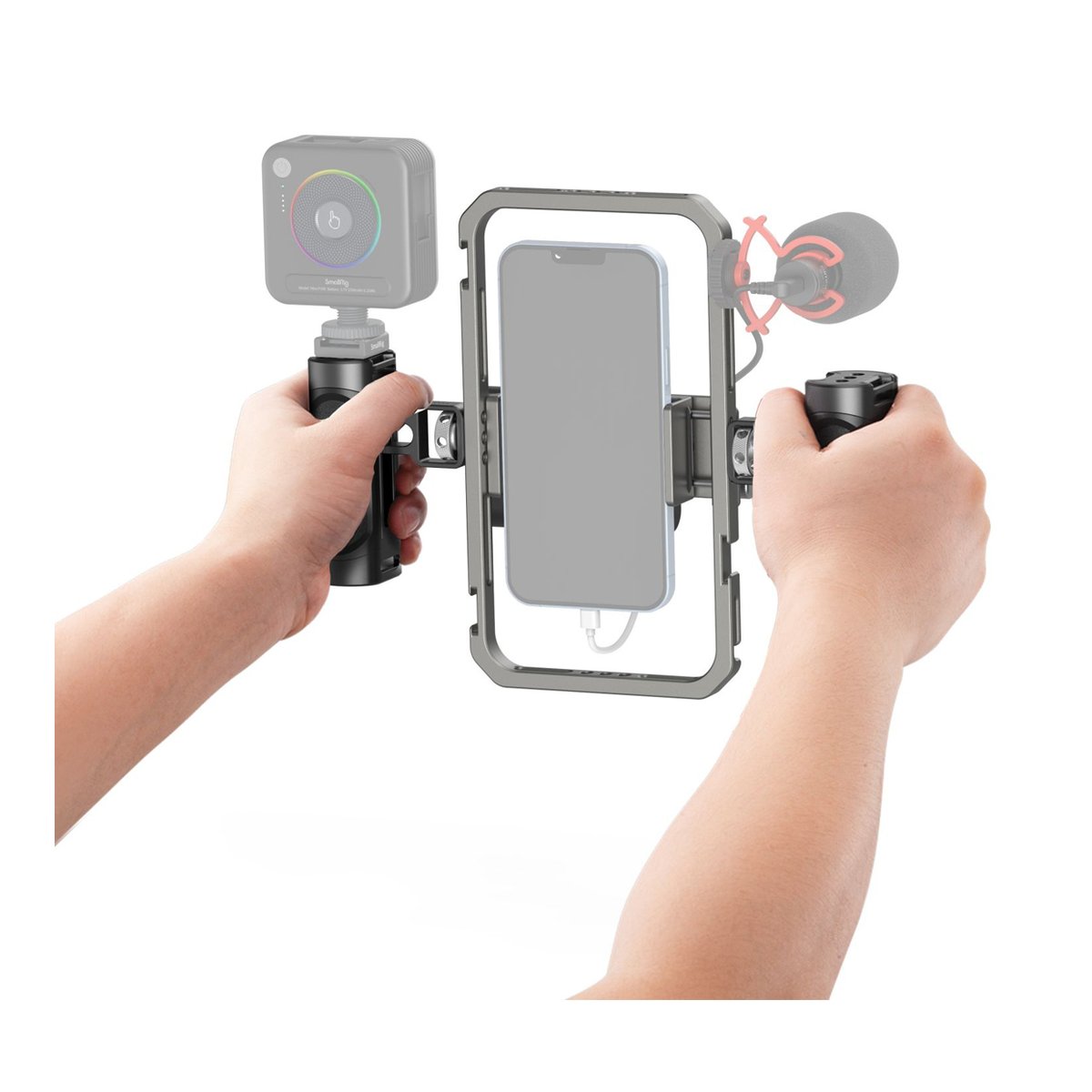 SmallRig 4121 All-in-One Video Kit Basic - Anwendungsbeispiel: Hände halten Smartphone-Rig mit Handy.