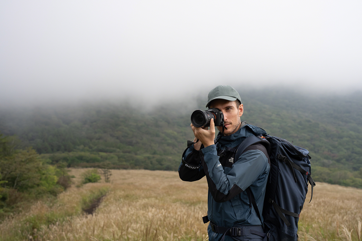 Sony Alpha 7V Lifestyle Foto Mann in der Natur