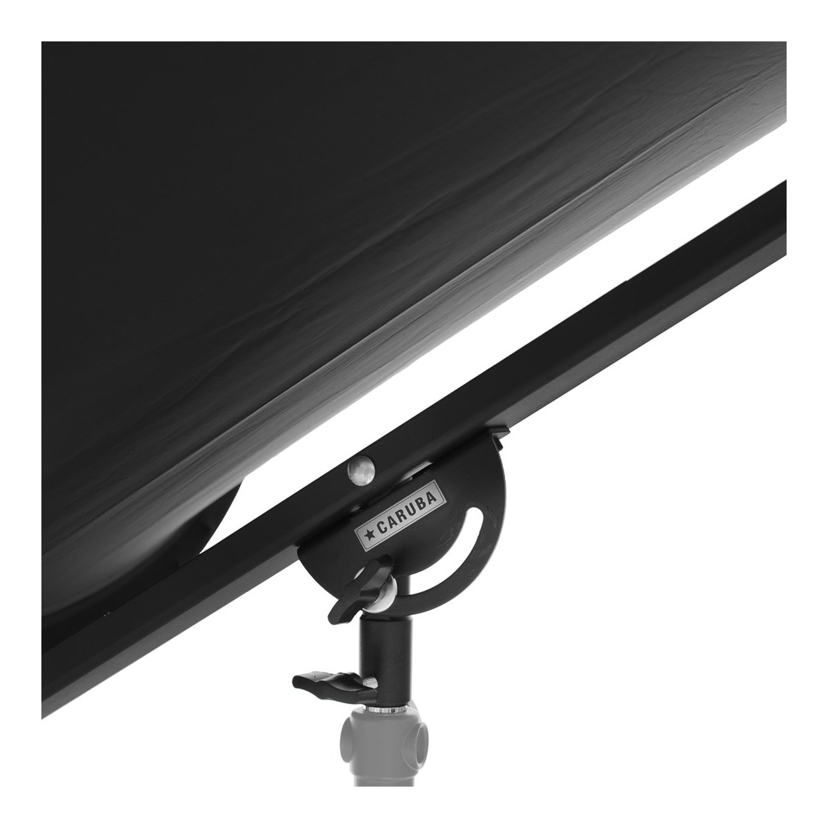 Caruba Curved Gesichtsreflektor Pro Set- 180cm x 65cm (inkl. Erweiterungsset) - Detailansicht der schwarzen Befestigung für Lichtformer, mit CARUBA-Logo.