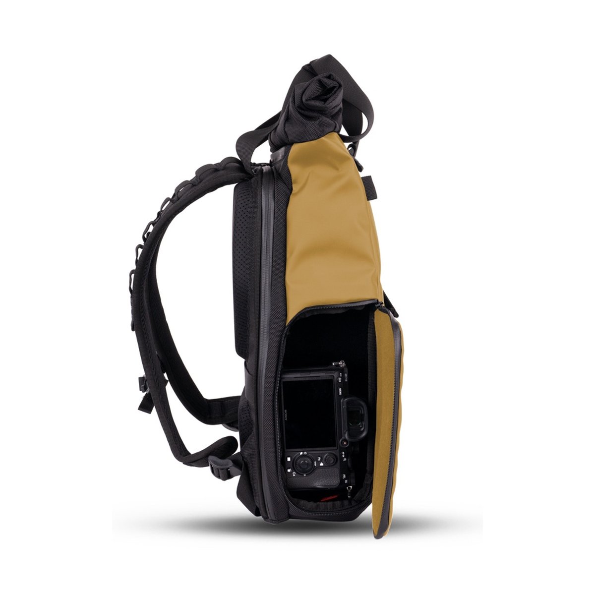 WANDRD PRVKE Lite 11-Liter Dallol Yellow - Seitenansicht: Beige/schwarzer Kamerarucksack mit geöffnetem Seitenfach und Kamera
