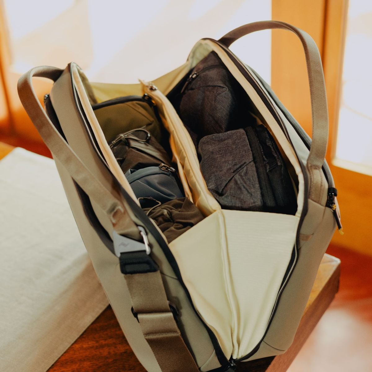 Peak Design Travel Weekender 25L Stone Innenansicht Anwendungsbeispiel