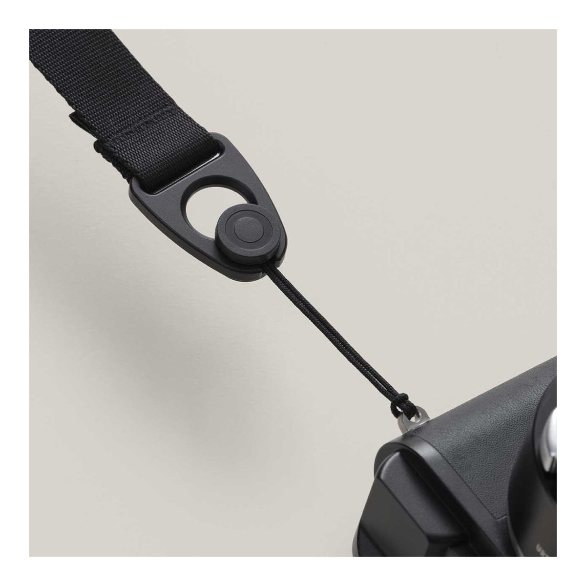 Urth Pebble Camera Strap Clips - Detailansicht des Schnellverschlusses am Kameragurt