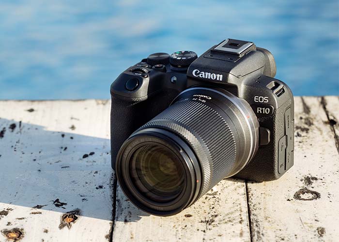 Canon EOS R10 APS-C Systemkamera mit Teleobjektiv am Wasser