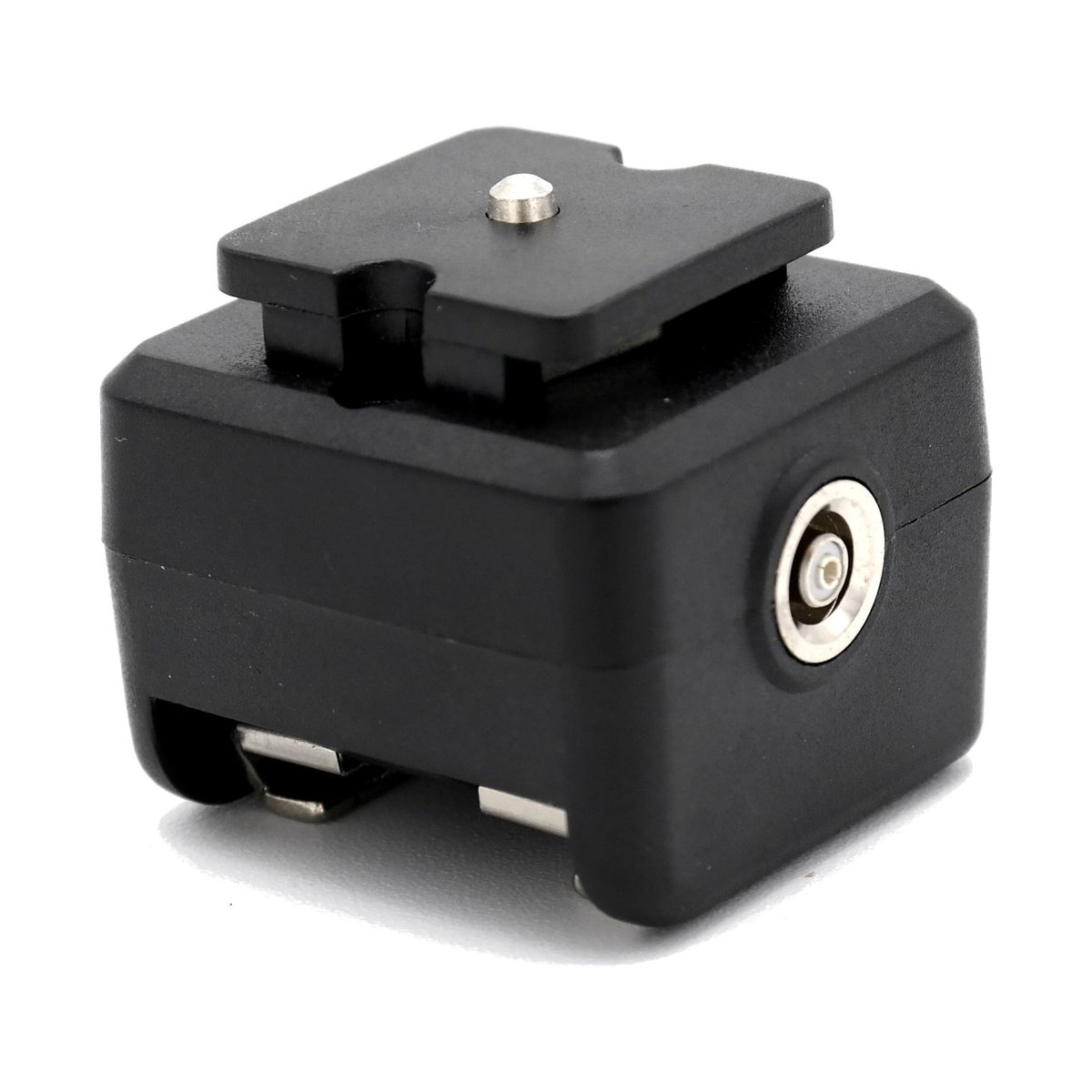 Caruba Blitzschuh-Adapter - (Mittelkontakt auf X-Kontakt) - Schwarzer Hot Shoe Adapter mit PC-Sync-Anschluss, schräge Detailansicht von oben. Caruba Blitzschuh-Adapter - (Mittelkontakt auf X-Kontakt) - Schwarzer Hot Shoe Adapter mit PC-Sync-Anschluss, schräge Detailansicht von oben.