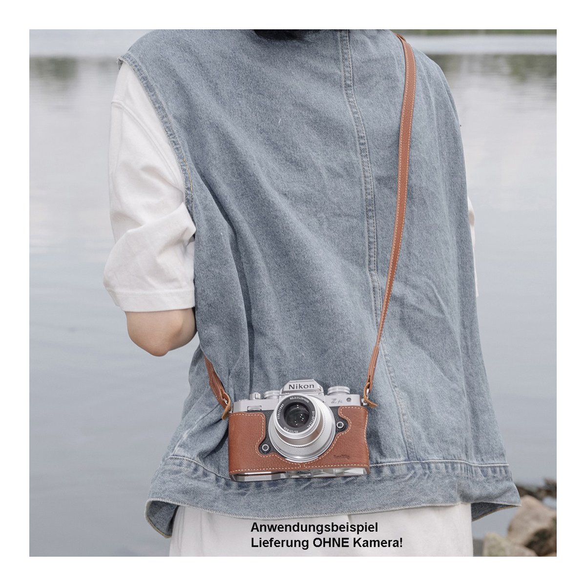 SmallRig 3481 Halbledertasche mit Schulterriemen für Nikon Z fc - Anwendungsbeispiel der braunen Kameratasche am Körper einer Person