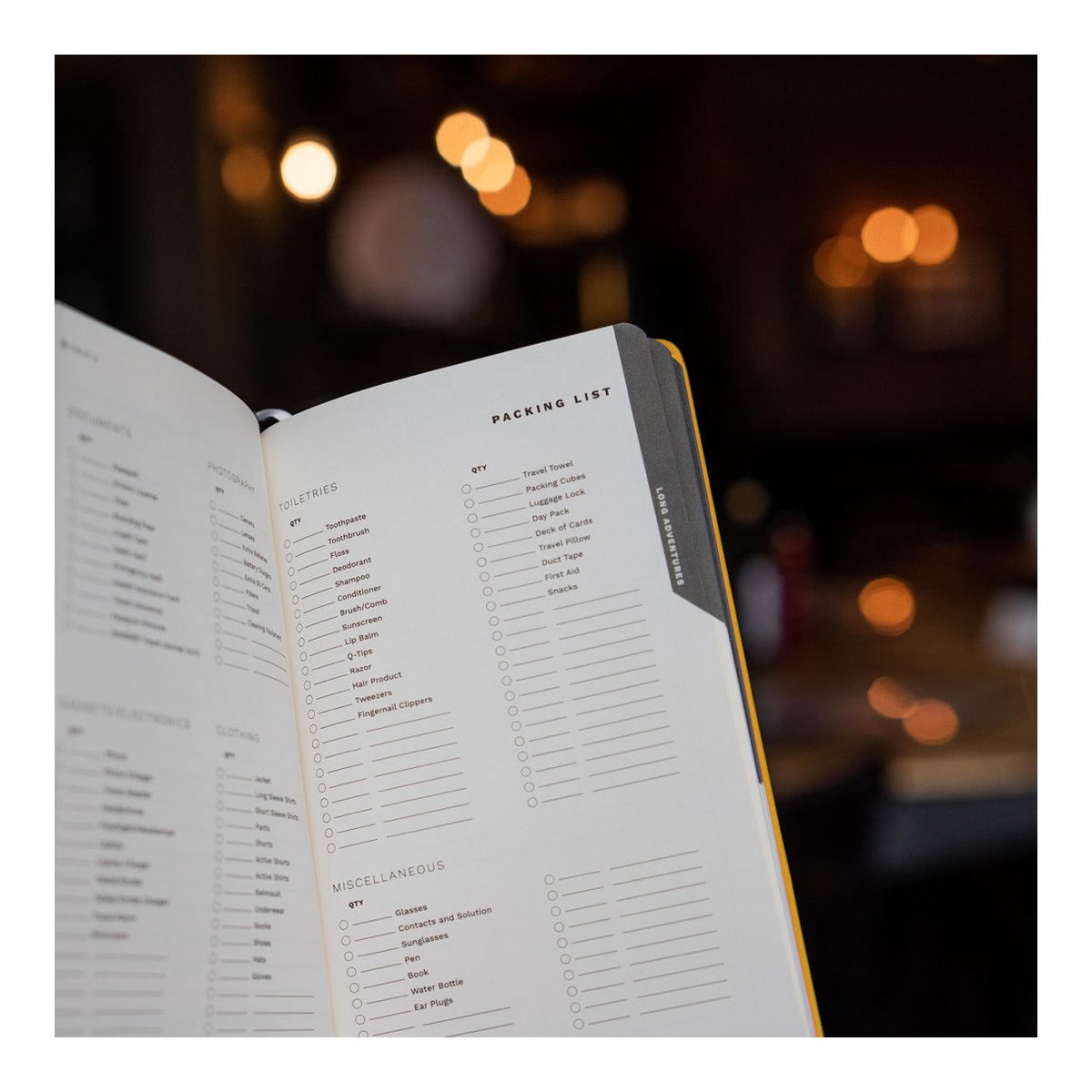 WANDRD THE TRAVEL JOURNAL Yellow - Detailansicht der Packliste im Notizbuch, Abschnitte Toilettenartikel und Sonstiges WANDRD THE TRAVEL JOURNAL Yellow - Detailansicht der Packliste im Notizbuch, Abschnitte Toilettenartikel und Sonstiges