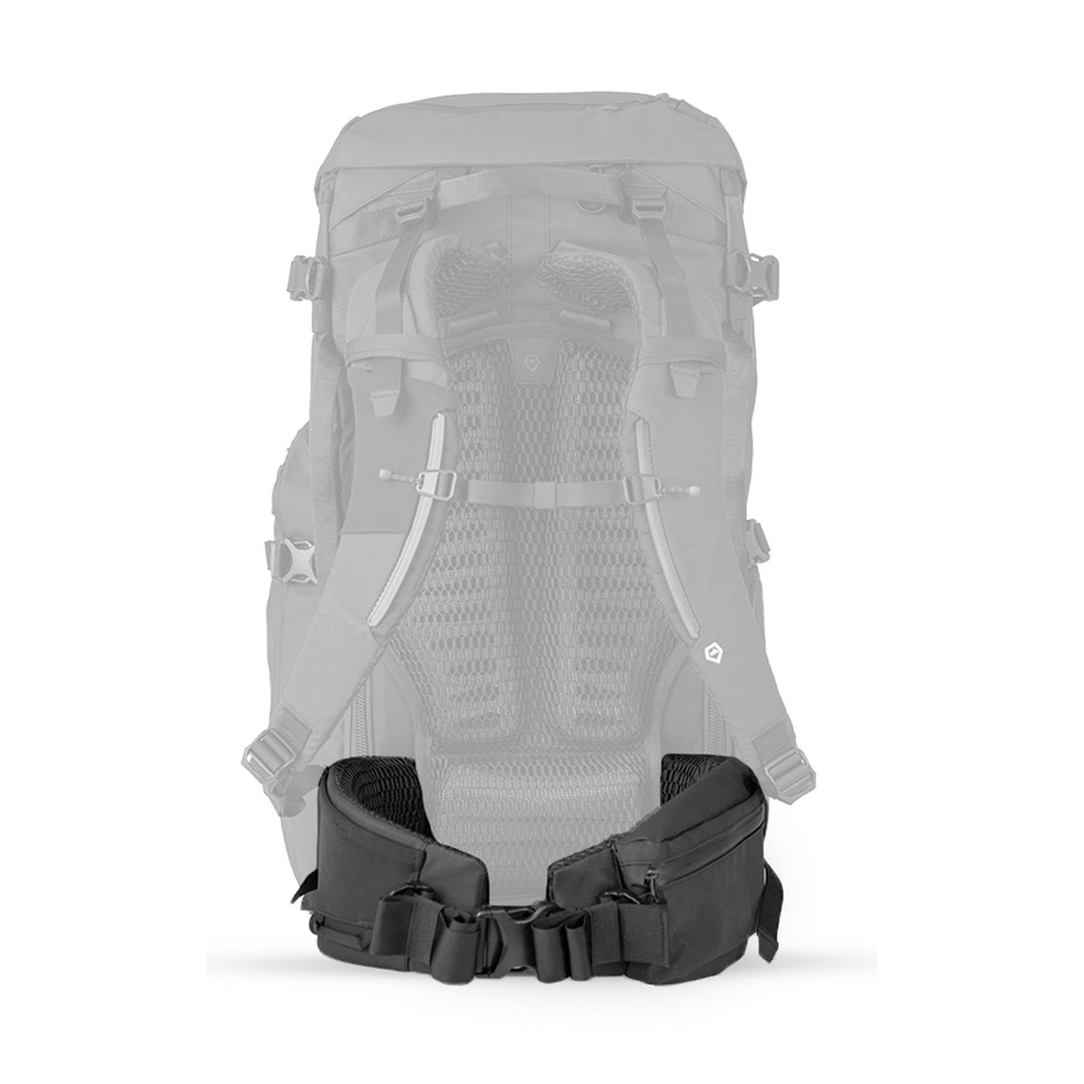 WANDRD Trekking Waist Belt M/L - Detailansicht: Gepolsterter Hüftgurt mit Taschen, angebracht am Rücken eines Rucksacks.