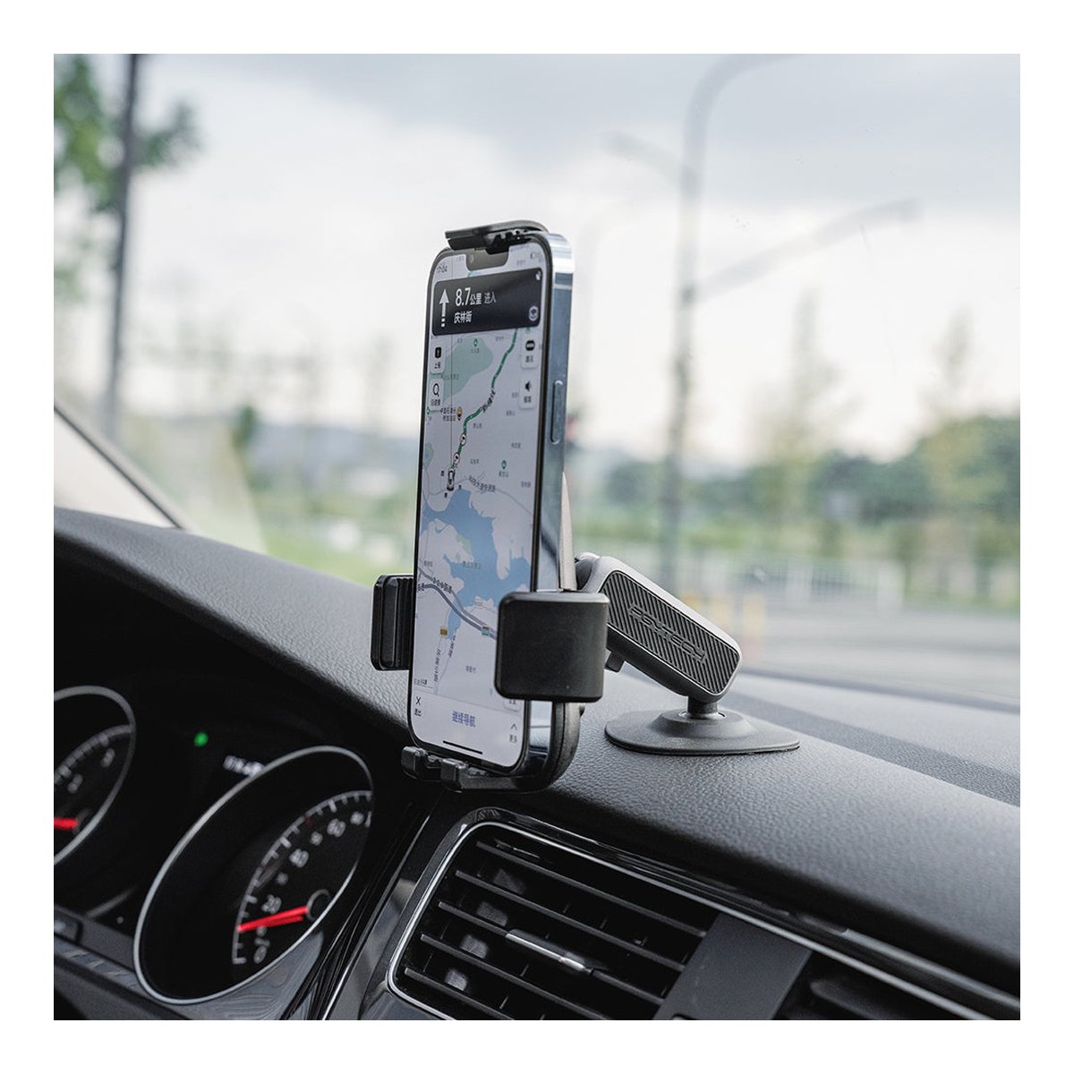 PGYTECH Smartphone Adhesive Mount - Anwendungsbeispiel: Smartphone in der Halterung auf dem Armaturenbrett eines Autos, Navigations-App aktiv