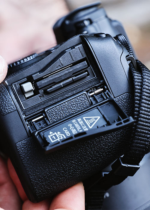 Offener Speicherkartenslot der Canon EOS R6 Mark III mit CFexpress und SD Einschüben.