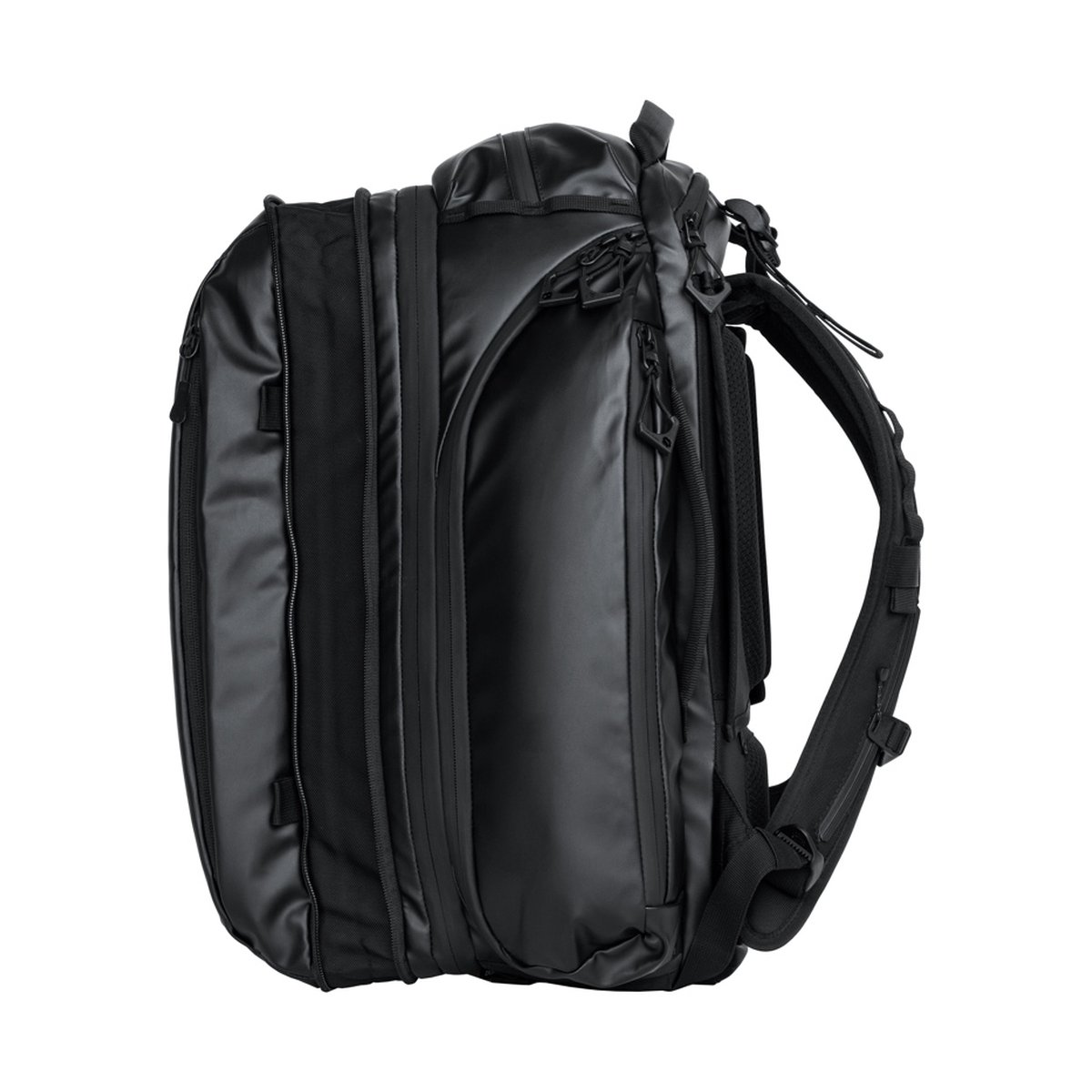 WANDRD Transit 35L Travel Backpack Black - Seitenansicht des schwarzen Rucksacks mit mehreren Fächern und Schultergurt