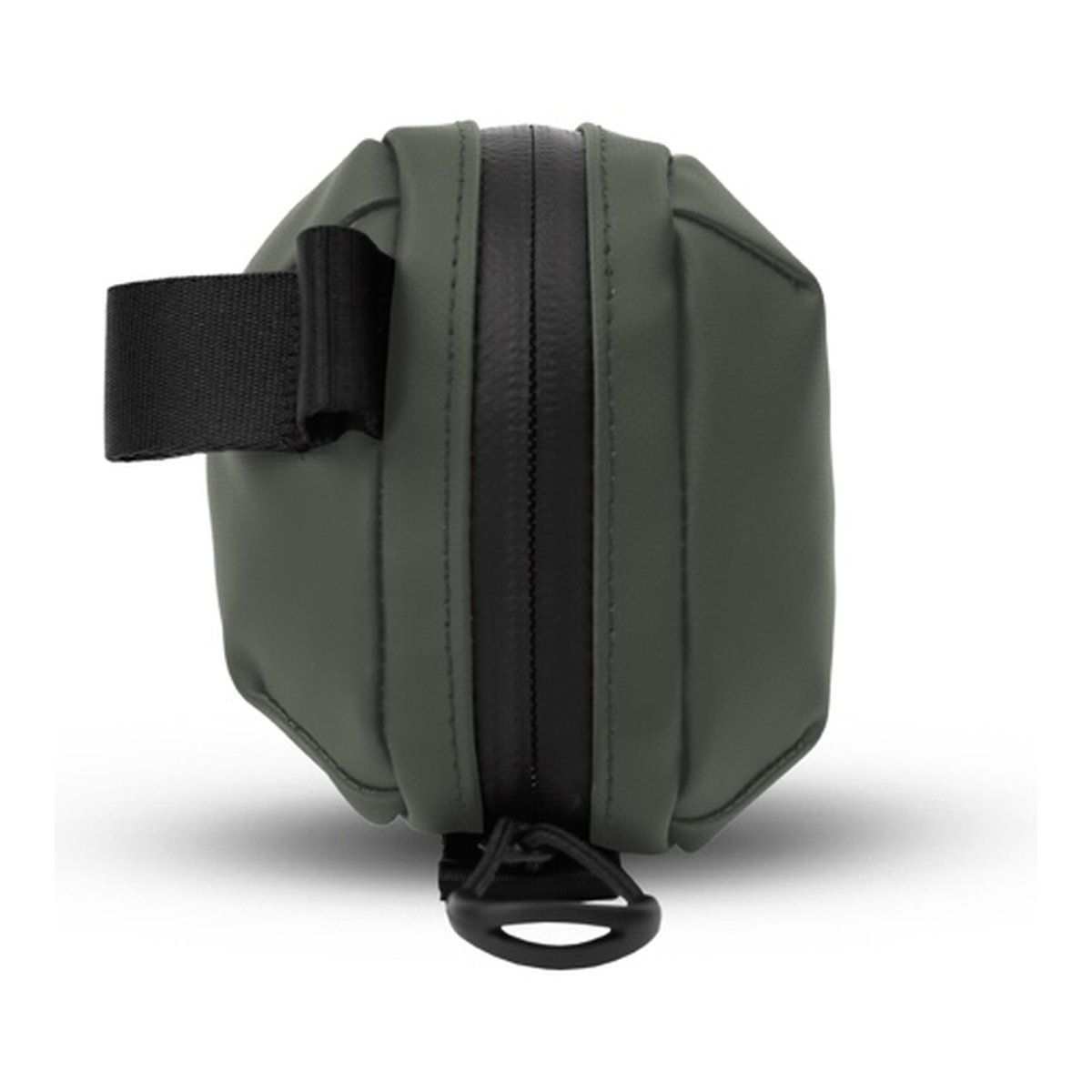 WANDRD Tech Bag Small Wasatch Green - Seitenansicht der dunkelgrünen Tasche mit Reißverschluss und Trageschlaufe.