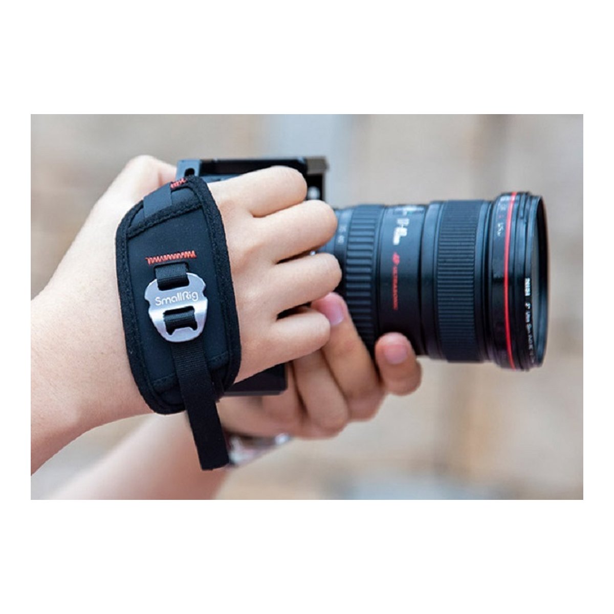 SmallRig PAC2456 Hand Strap Handschlaufe - Anwendungsbeispiel des Handgelenkriemens an der Kamera