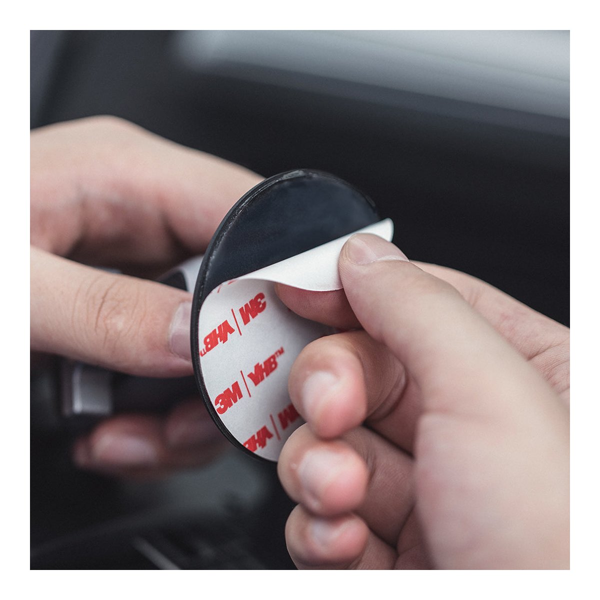 PGYTECH Smartphone Adhesive Mount - Detailansicht: Hände ziehen 3M VHB Schutzfolie von Klebepad ab