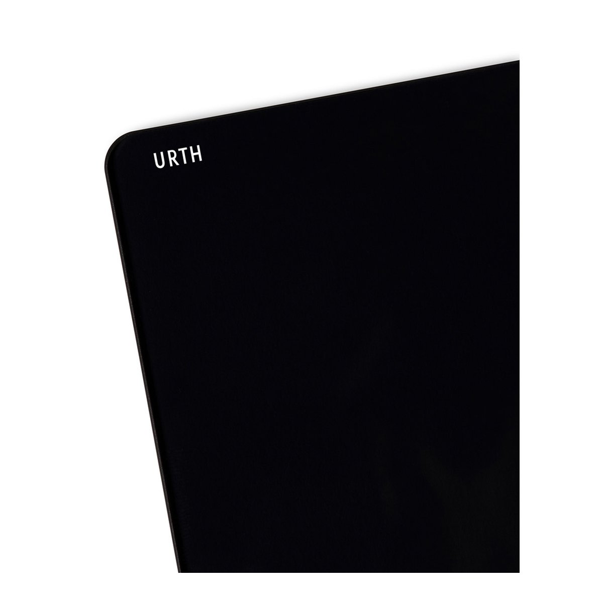 Urth 75 x 85mm ND16 (4 Stop) Filter (Plus+) - Detailansicht des Urth Logos auf schwarzem Untergrund Urth 75 x 85mm ND16 (4 Stop) Filter (Plus+) - Detailansicht des Urth Logos auf schwarzem Untergrund