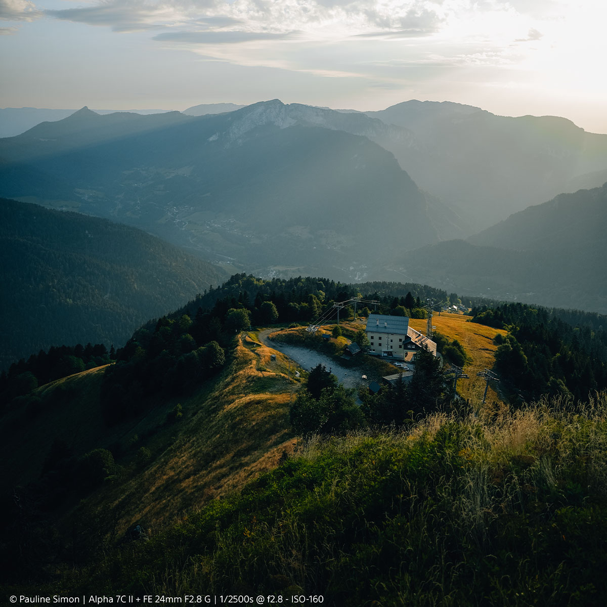 Sony Alpha 7C II Silber Gehäuse 4K Video Berglandschaft im leichten Nebel mit der Sony Alpha 7C II fotografiert