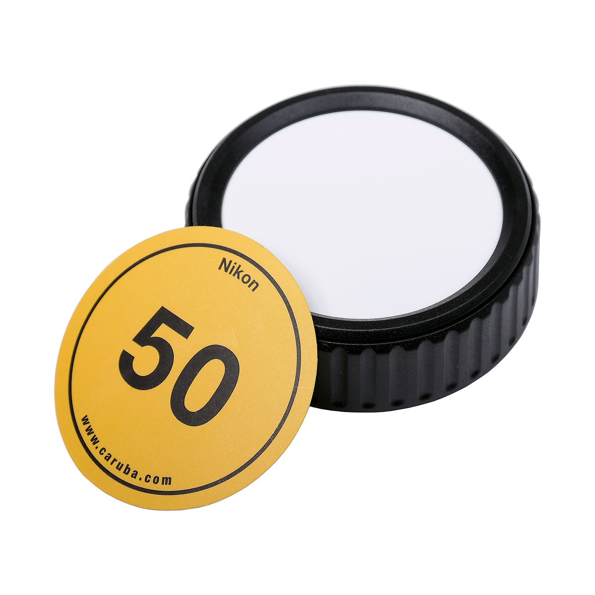 Caruba beschreibbarer hinterer Objektivdeckel Nikon - Detailansicht: Schwarzer Objektivdeckel mit weißer Mitte und gelbem Nikon 50-Aufkleber.