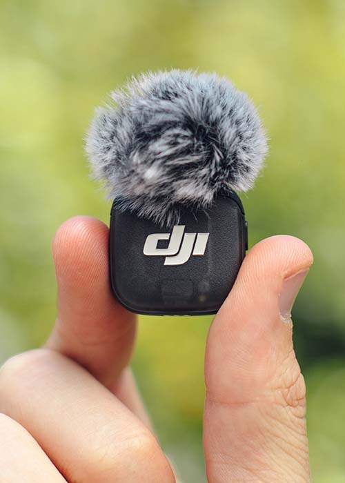 DJI Mic 3 Sender mit Windschutz für klare Aufnahmen im Außenbereich