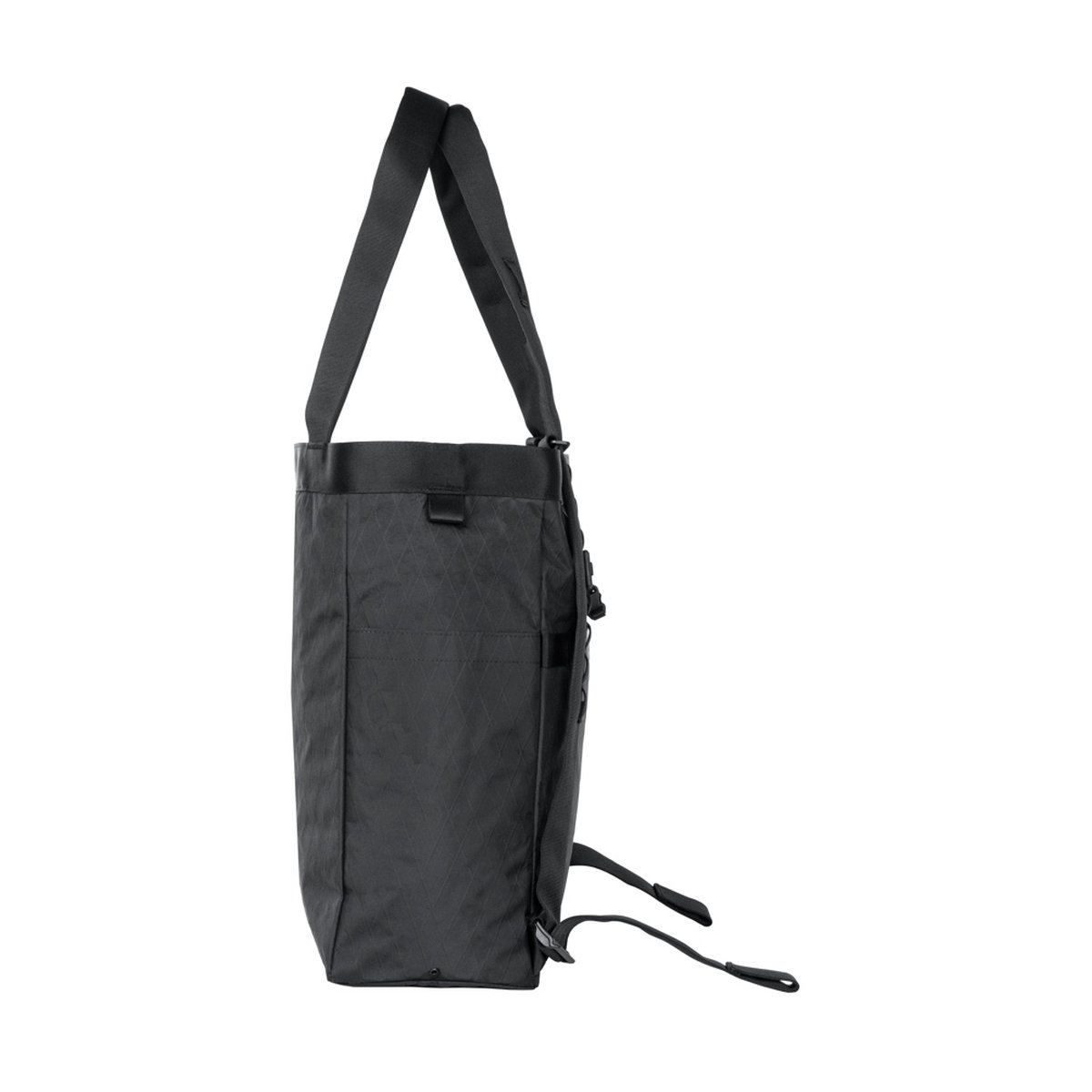 WANDRD Tote Backpack - Seitenansicht der schwarzen Hybrid-Tasche mit Schulterriemen und strukturiertem Stoff. WANDRD Tote Backpack - Seitenansicht der schwarzen Hybrid-Tasche mit Schulterriemen und strukturiertem Stoff.