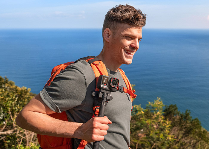 Insta360 Ace Pro 2 Actionkamera beim Wandern mit Selfie-Grip für Outdoor Vlogging