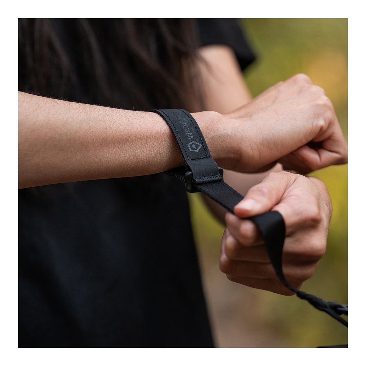 WANDRD Wrist Strap - Anwendungsbeispiel am Handgelenk
