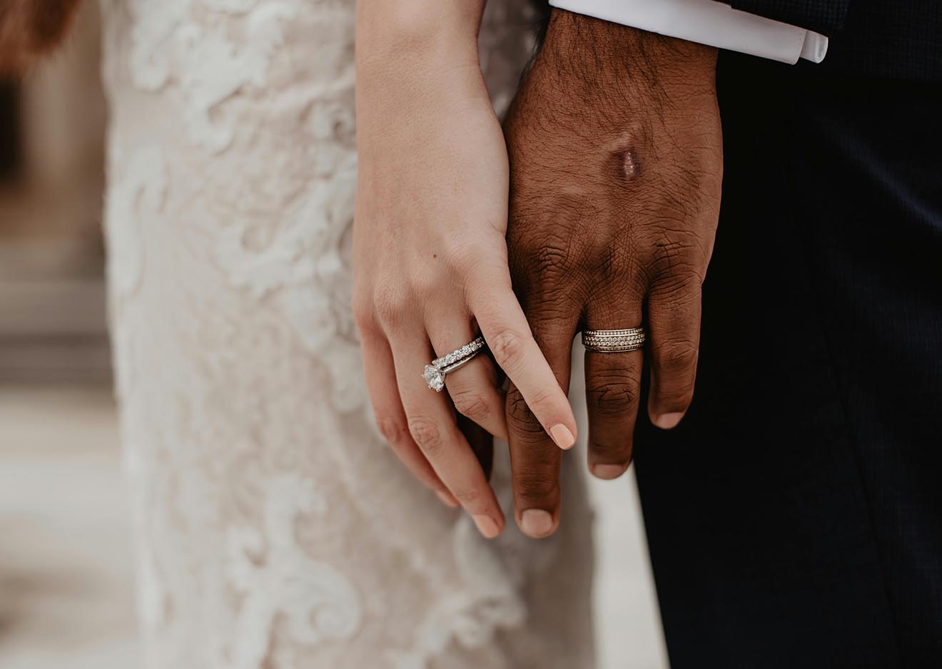 Hände des Brautpaars mit Ringen in Nahaufnahme Nahaufnahme von Braut- und Bräutigamhand mit Eheringen – emotionale Hochzeitsfotografie Hochzeitsfotografie_0003_pexels-soulseeker-1589818.jpg	hochzeitsfoto-schleier-kuss-intim.jpg