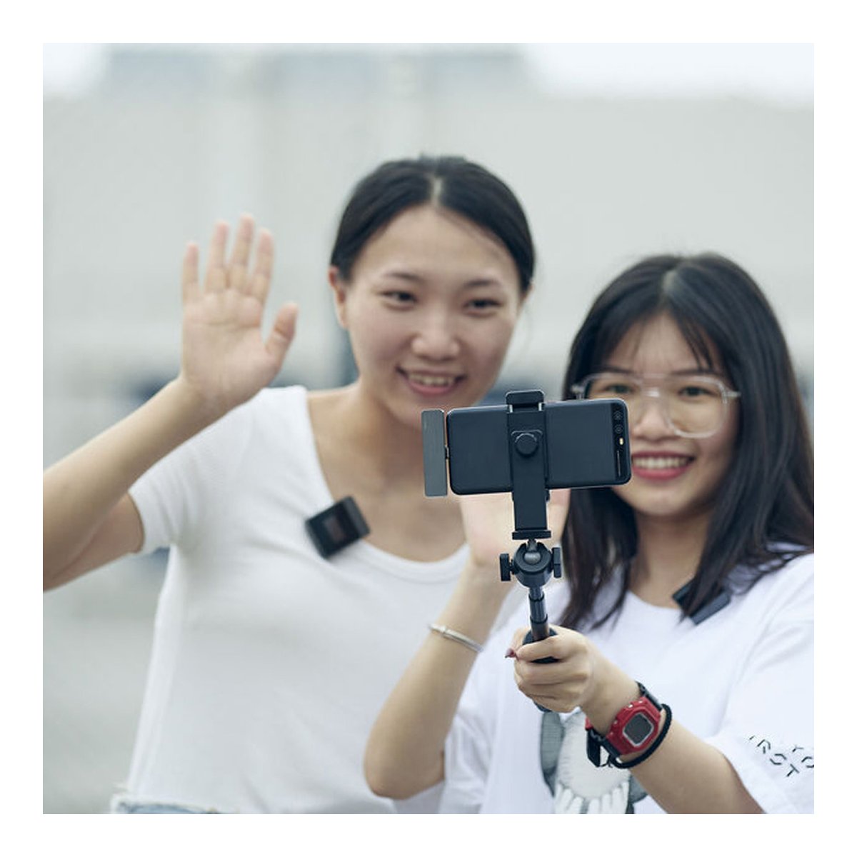 Godox MoveLink UC2 USB-C - Anwendungsbeispiel: Zwei Frauen nutzen Funkmikrofon und Smartphone-Halterung zum Vlogging.