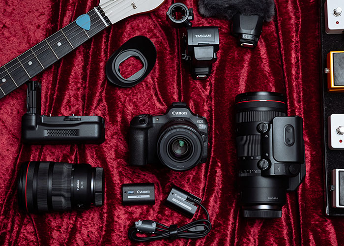 Canon EOS R5 Mark II mit RF Objektiven und Zubehör auf rotem Hintergrund