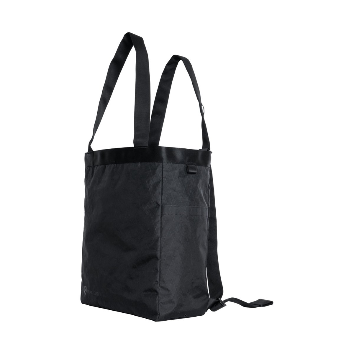 WANDRD Tote Backpack - Schwarze Tote Bag, schräge Frontansicht